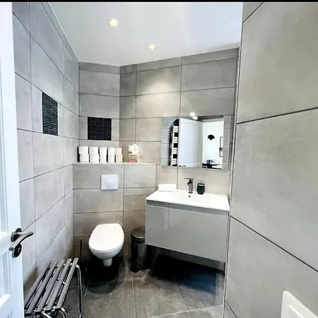 Cosy Modern Ac Flat