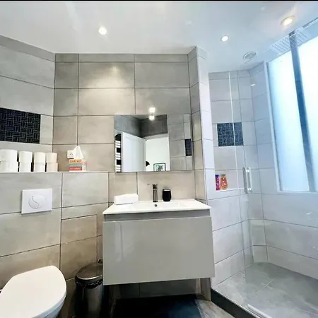 Cosy Modern Ac Flat *