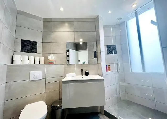 Cosy Modern Ac Flat *